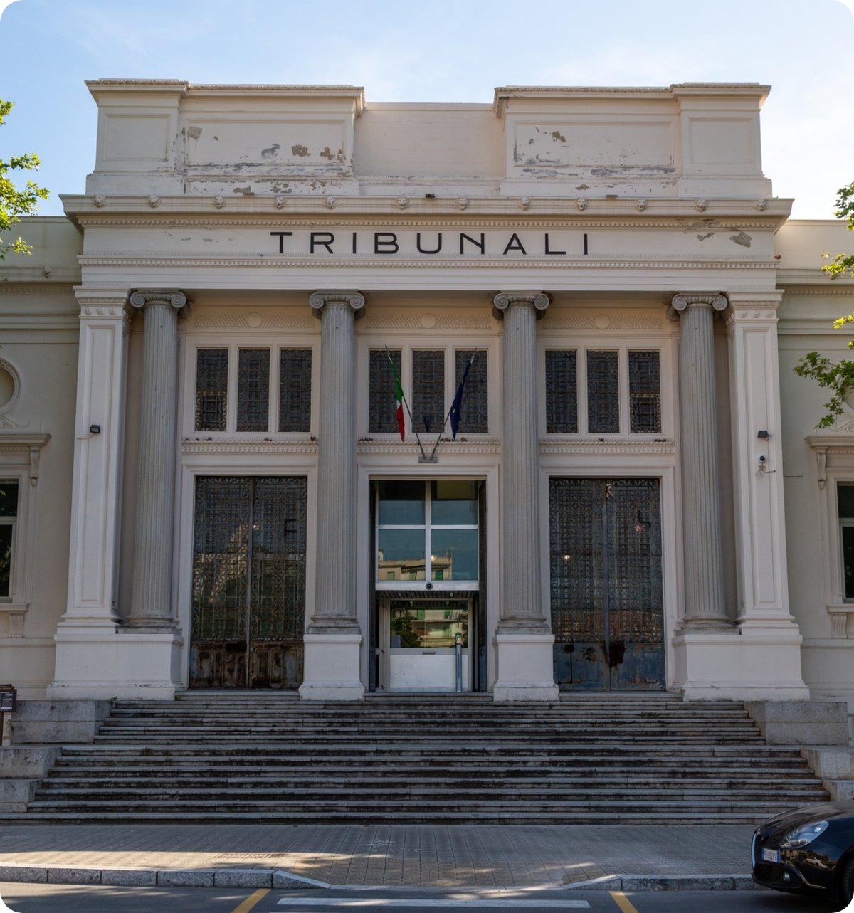 Ein italienisches Gerichtsgebäude mit der Aufschrift Tribunali.