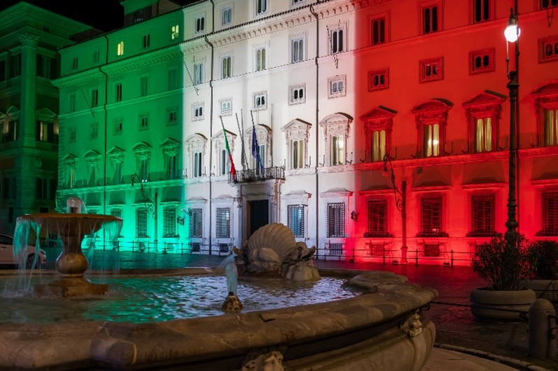 Italienisches Regierungsgebäude beleuchtet in den Farben der italienischen Flagge.