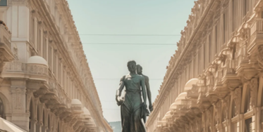 Zwei Staturen in einer italienischen Einkaufsstraße.