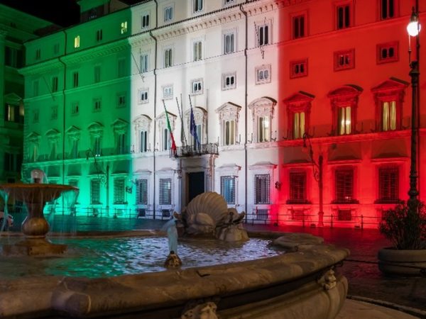 Italienisches Regierungsgebäude beleuchtet in den Farben der italienischen Flagge.